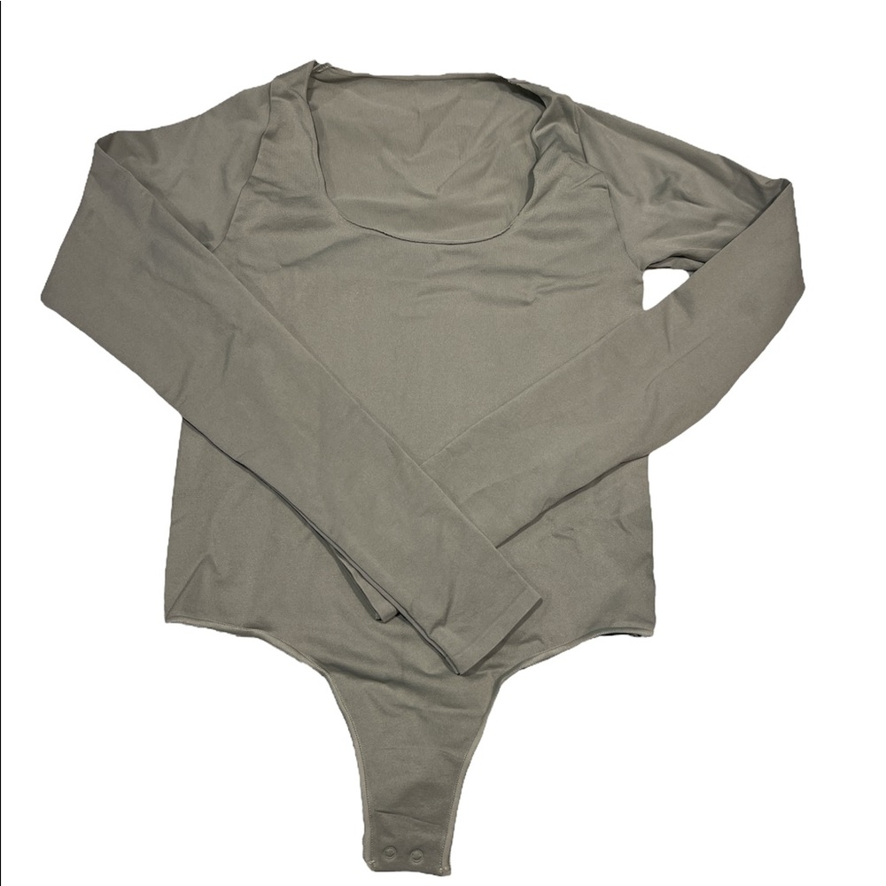 ESSENTIAL LONG SLEEVE SCOOP NECK BODYSUIT